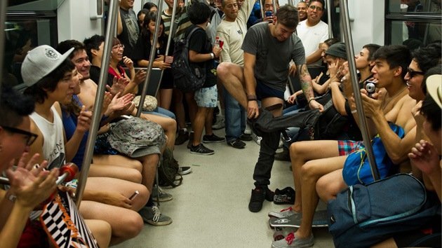 Fotos: México celebra el día del viaje sin pantalones en el metro - RT