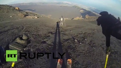 Graban el descenso en esquís del volcán más activo de Europa