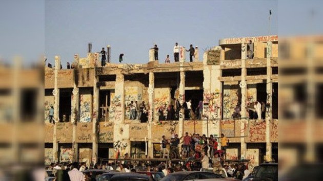 Reducen a escombros la residencia de Gaddafi en Trípoli
