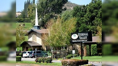 Roban al menos 113 floreros de bronce en un cementerio de Los Ángeles