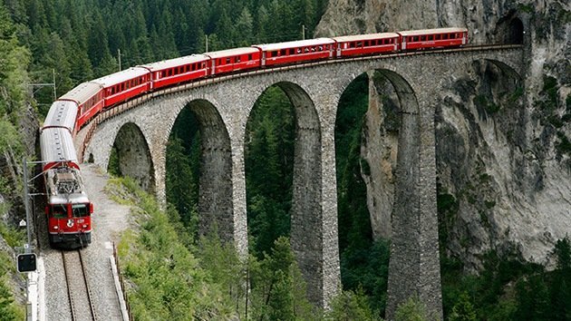 Suiza: Descarrilan 2 vagones de un tren de pasajeros