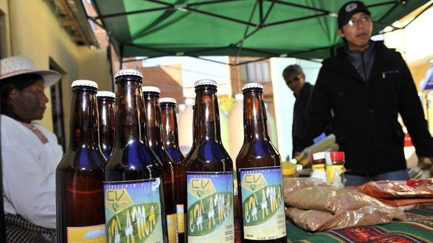 Combatir la altura con coca: comercializan en Bolivia cerveza de la hoja milenaria