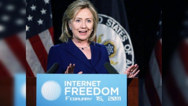 Clinton apoya la libertad en internet, pero con un código de conducta