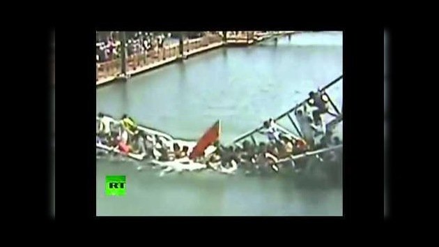 CCTV: Captan la caída de un puente en China mientras turistas lo cruzaban
