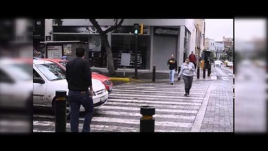 ‘Lección vial’: Así se defiende un peatón de los conductores