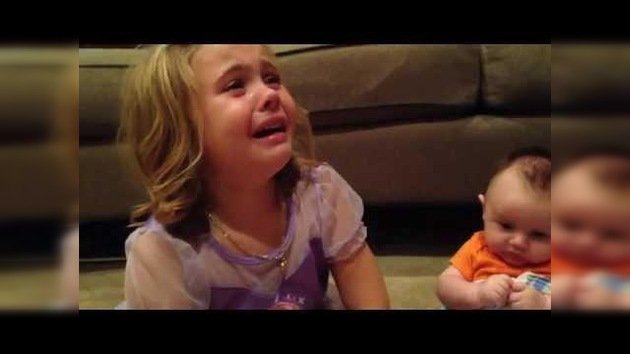 Una niña llora porque no quiere que su hermano bebé crezca
