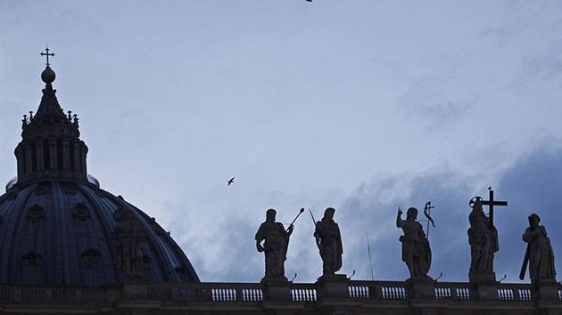 Se corta la luz de la cúpula de la Basílica del Vaticano el primer día de la elección de papa