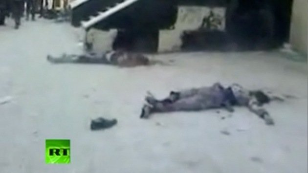 Video: Arrojan cuerpos de empleados sirios de correos desde una azotea