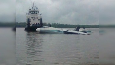 Sacan el fuselaje del AN-24 del río siberiano en el que aterrizó