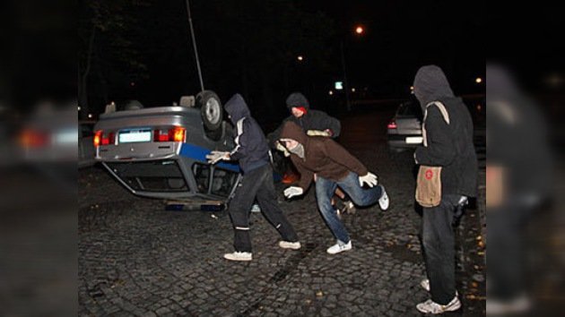 Artistas radicales rusos vuelcan coches de policía en San Petersburgo