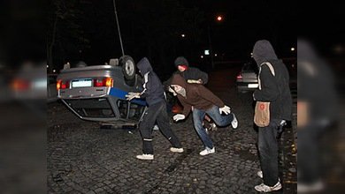 Artistas radicales rusos vuelcan coches de policía en San Petersburgo