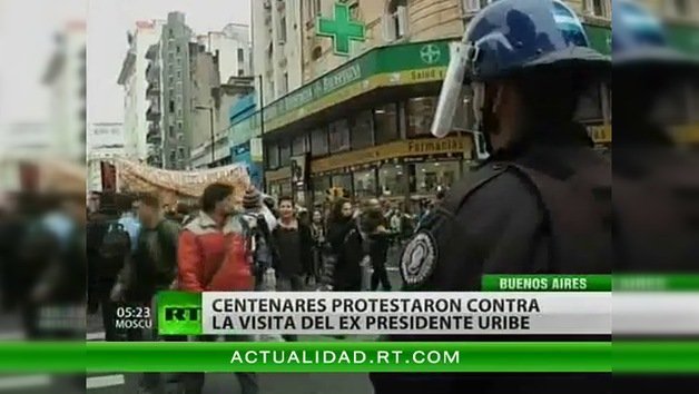 Centenares protestan contra la visita del ex presidente colombiano Uribe a Buenos Aires 