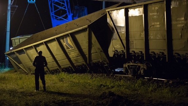 Video, fotos: Un tren descarrila tras una explosión en la vía de ferrocarril en Donetsk