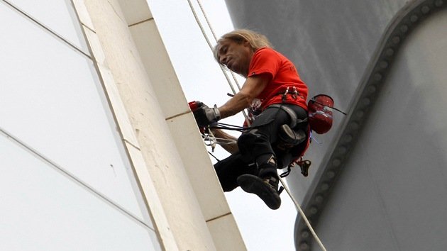 Video: El 'hombre araña' sube al edificio de acero más alto del mundo