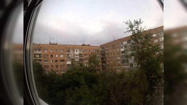 Un gigantesco 'monstruo arácnido' trepa por las casas de una ciudad rusa