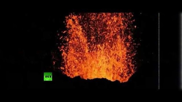 Espectaculares imágenes de un volcán en Kamchatka, Rusia, expulsando lava