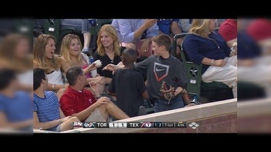 ¿Caballero nivel experto? Atrapa una bola de béisbol y la regala a una chica, al menos eso cree ella