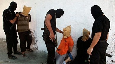 FUERTES IMÁGENES: EI publica un video en que matan a golpes a soldados sirios