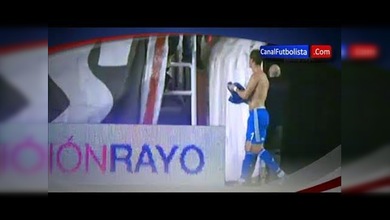 Cristiano Ronaldo regala su camiseta a una niña a la que dio un pelotazo