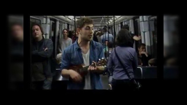 Un joven español sin trabajo canta su currículo en el metro