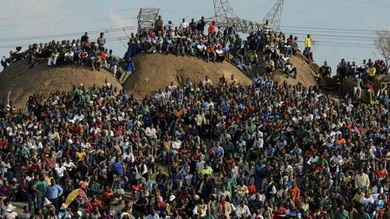 Acusan a mineros sudafricanos de la muerte de sus compañeros abatidos por la Policía
