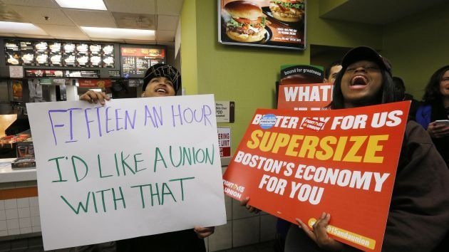 Empleados de cadenas de comida rápida protestan en 190 ciudades de EE.UU.