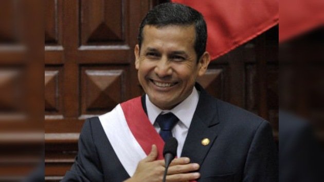 Ollanta Humala jura como presidente de Perú en medio de protestas