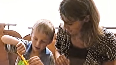 La madre estadounidense que devolvió a su hijo ruso adoptivo se niega a pagar la pensión alimenticia