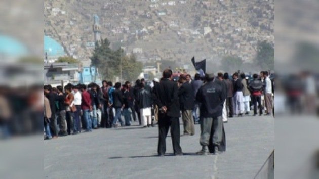 Los alumnos de una madraza afgana bloquearon una carretera en protesta