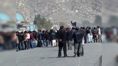 Los alumnos de una madraza afgana bloquearon una carretera en protesta