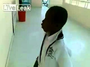 Un niño imita el sonido de una sirena de Policía a la perfección