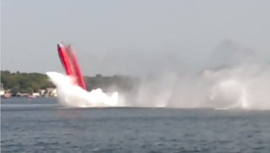 A punto de morir: una lancha de carreras vuelca varias veces en el aire