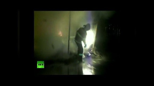 China: Un valiente bombero saca una bombona de gas en llamas de un incendio