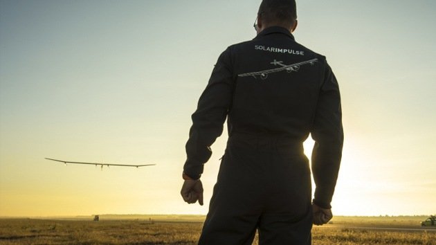 Un avión que emplea energía solar estará listo para dar la vuelta al mundo en 2014