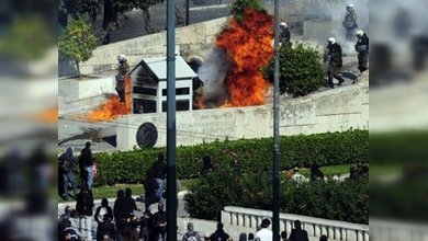 Gas lacrimógeno contra cócteles molotov en Atenas