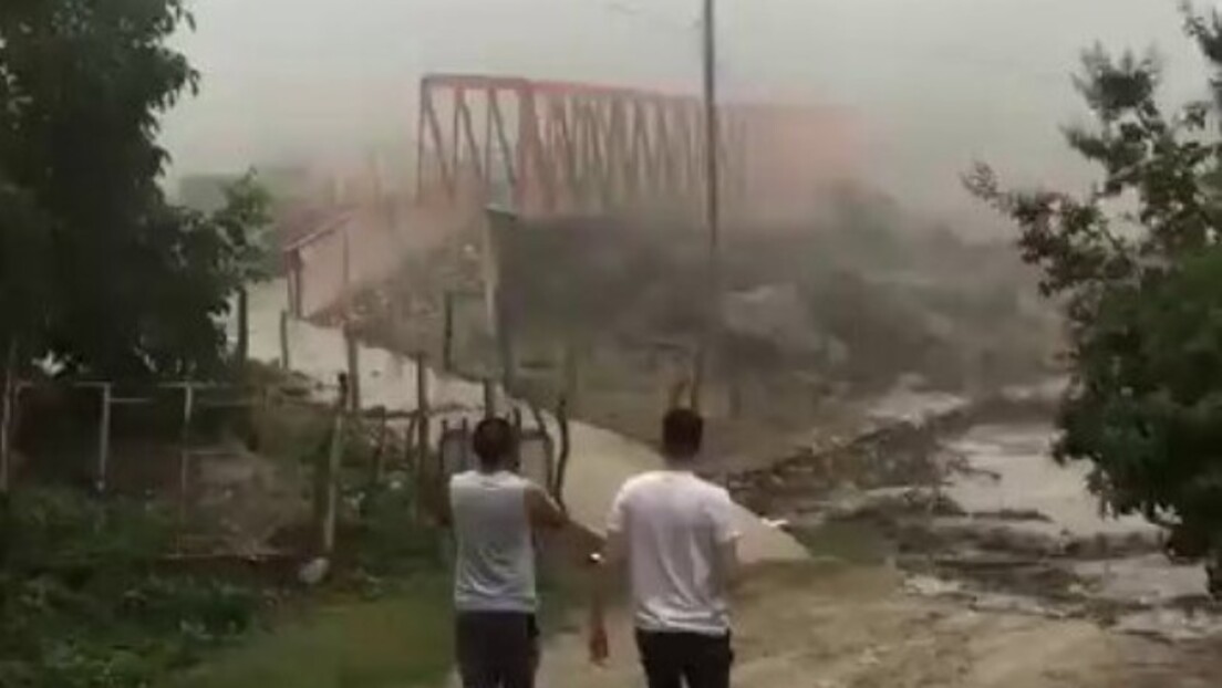 VÍDEO: Uma avalanche de água e pedras derruba uma ponte em segundos na Argentina