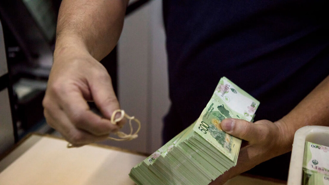 Governo de Javier Milei prepara cédulas de 25 vezes o maior valor nominal do peso argentino