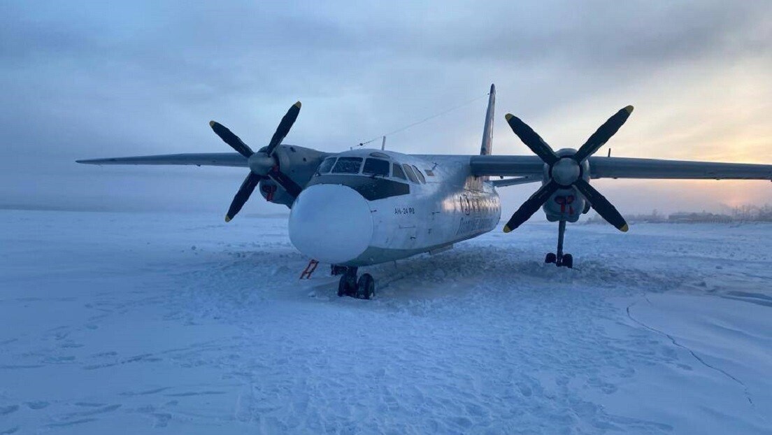 Avião de passageiros pousa em um rio congelado na Rússia