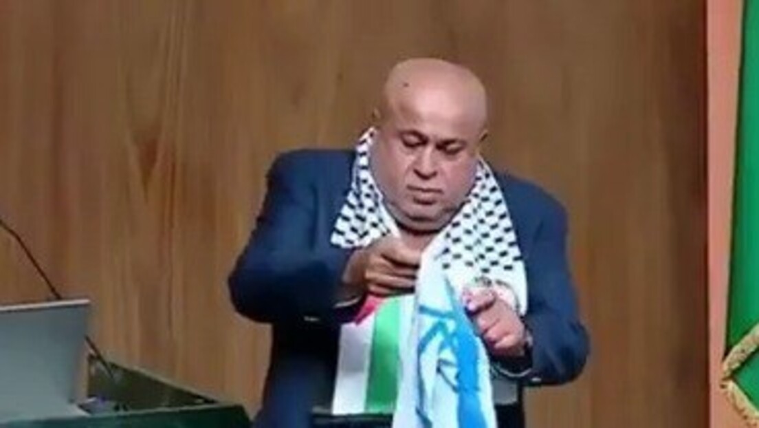Deputado da Jordânia queima uma bandeira de Israel
