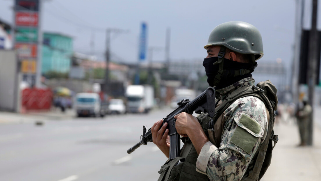 Terceira noite violenta no Equador: ataques à polícia, carros incendiados e explosão em discoteca