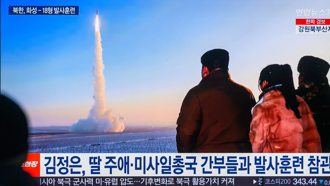 Coreia do Norte lança um míssil balístico que pode atingir bases americanas distantes