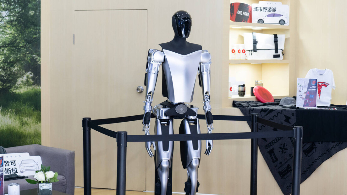 VÍDEO: Musk mostra o robô humanoide da Tesla dobrando uma camisa