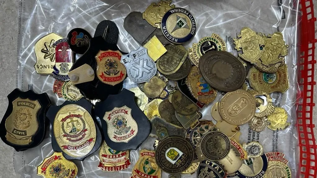 Fábrica de distintivos policiais falsos é descoberta no Rio de Janeiro