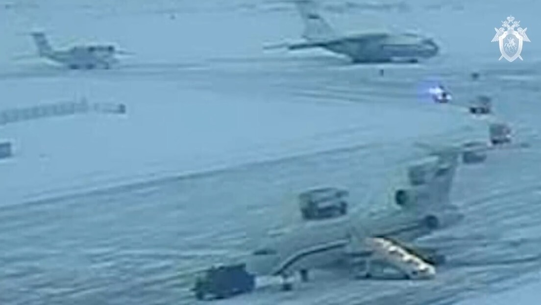 VÍDEO: Prisioneiros de guerra ucranianos embarcam em avião militar derrubado por Kiev