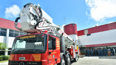 VÍDEOS: Forte incêndio atinge galpão na Grande São Paulo