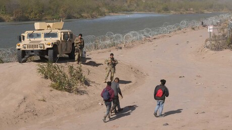 Autoridades do Texas prendem imigrantes ilegais depois de assumir o controle da fronteira