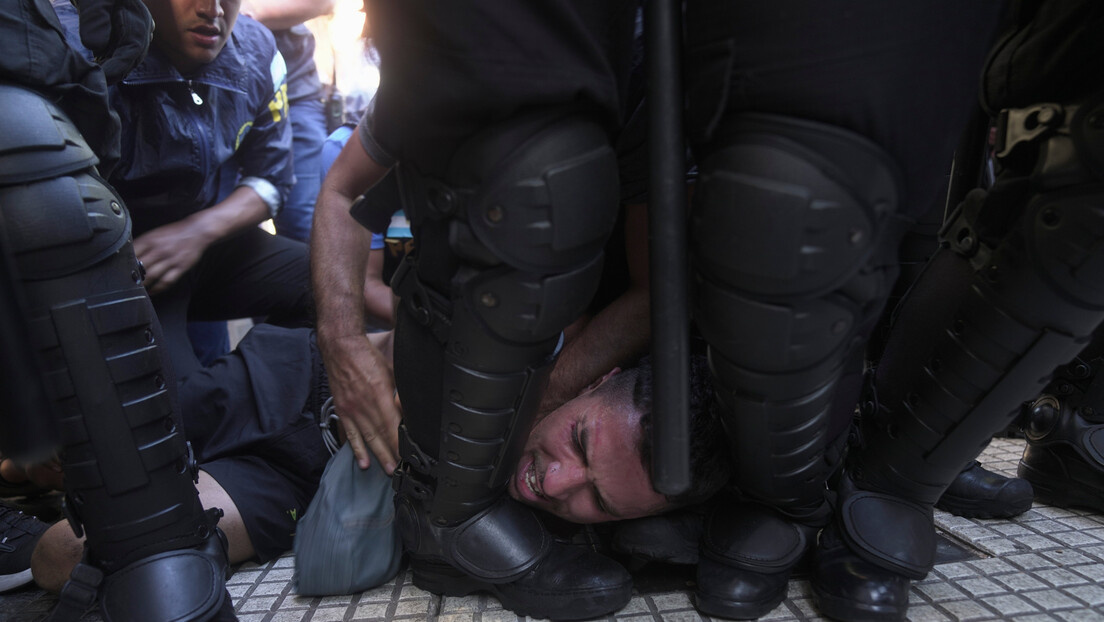 Confrontos entre manifestantes e policiais nos arredores do Congresso argentino em meio ao debate sobre a 'Lei Ônibus'