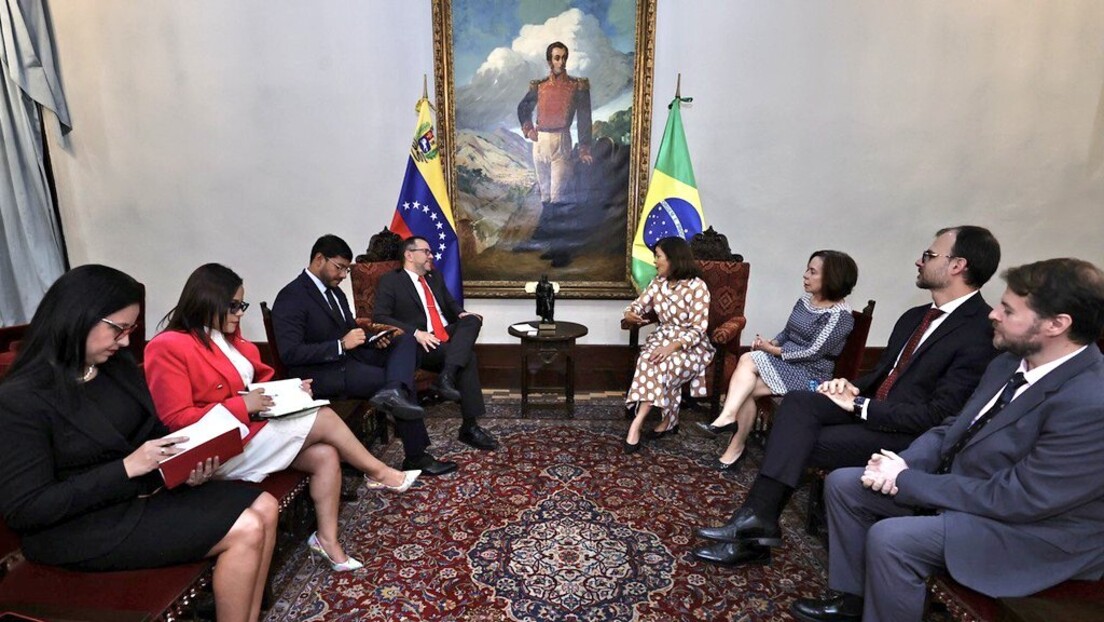 Chanceler venezuelano chama o Brasil de "aliado crucial dos povos" ao receber sua embaixadora em Caracas