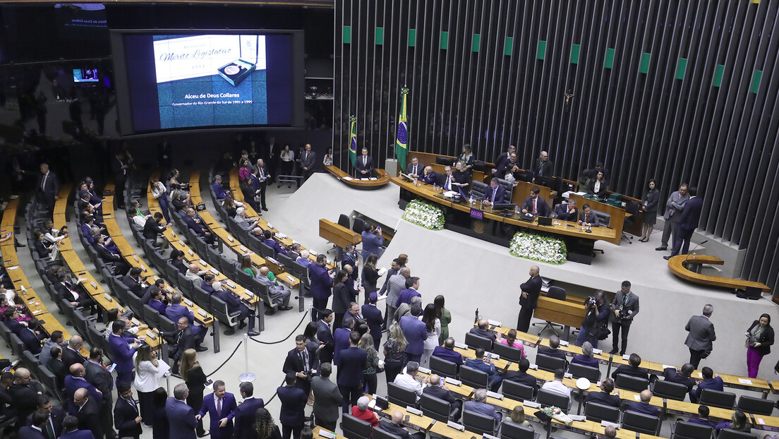 Deputados de partidos da base aliada assinam petição de impeachment contra Lula