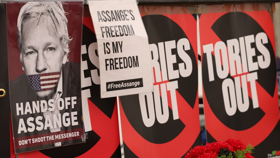 Snowden critica o "ultrajante 'julgamento'" de Julian Assange em Londres